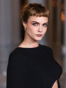 Cara Delevingne šiške